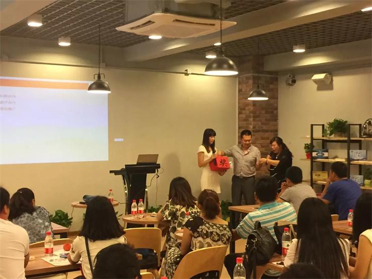 禮品是由煙臺(tái)元素食品有限公司友情提供的【珈佰利】瑪咖片和諾麗果漿酵素片