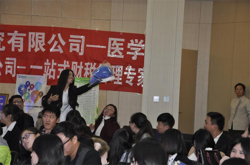 同事們參與有獎(jiǎng)問(wèn)答 其樂(lè)融融